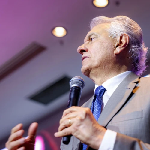 Goiás não pode voltar às mãos erradas, alerta Caiado Para destruir, basta um minuto