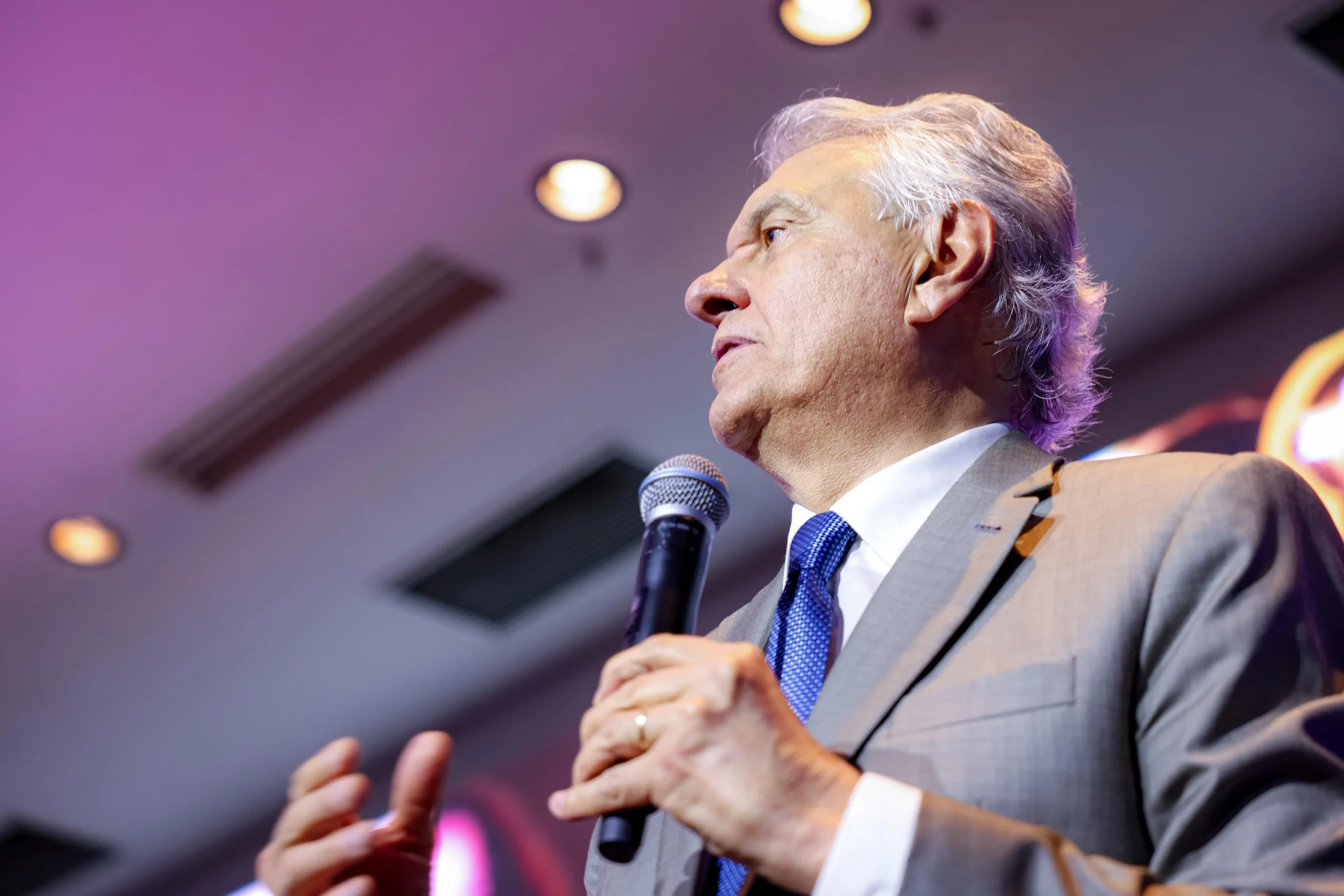 Goiás não pode voltar às mãos erradas, alerta Caiado Para destruir, basta um minuto