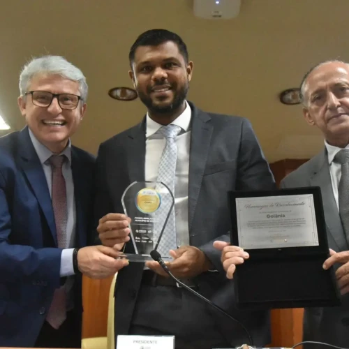 Presidente Romário Policarpo (ao centro) e os também vereadores Isaías Ribeiro (à esquerda) e Anselmo Pereira exigem o troféu e o certificado do Selo Ouro da Atricon