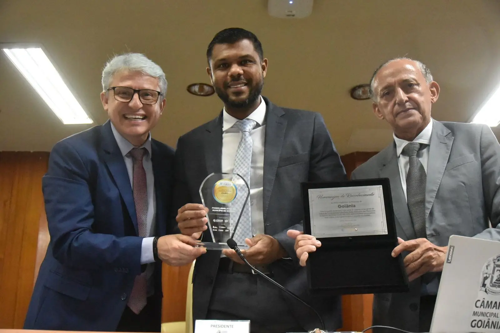 Presidente Romário Policarpo (ao centro) e os também vereadores Isaías Ribeiro (à esquerda) e Anselmo Pereira exigem o troféu e o certificado do Selo Ouro da Atricon