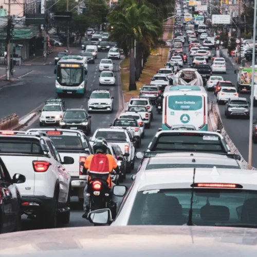 ECONOMIA_GOVERNO_MANTEM_CALENDARIO_DO_IPVA_2026_E_CONCEDE_8_POR_CENTO_PARA_PAGAMENTO_A_VISTA_CARROS_NA_RUA-1215x911