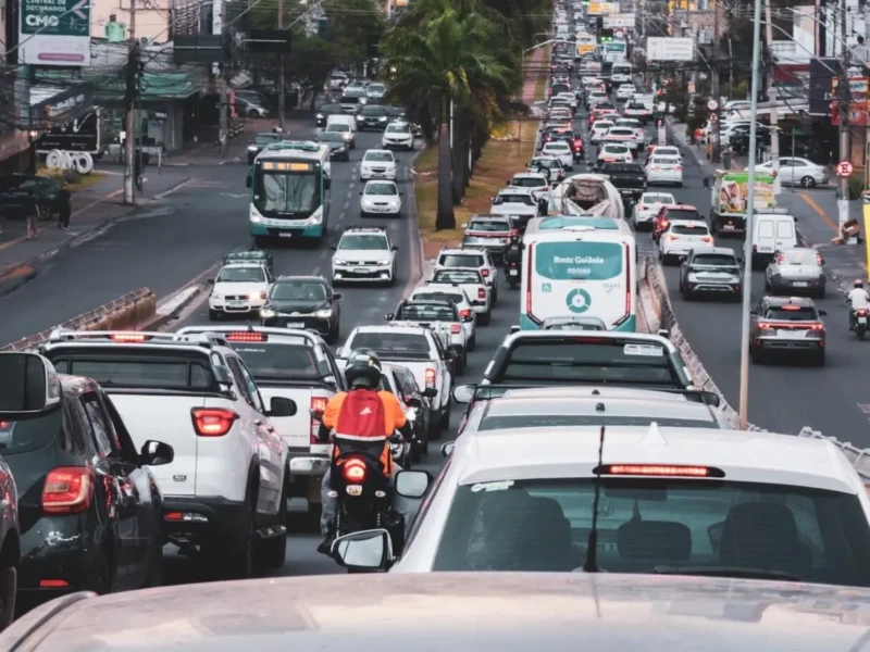 ECONOMIA_GOVERNO_MANTEM_CALENDARIO_DO_IPVA_2026_E_CONCEDE_8_POR_CENTO_PARA_PAGAMENTO_A_VISTA_CARROS_NA_RUA-1215x911