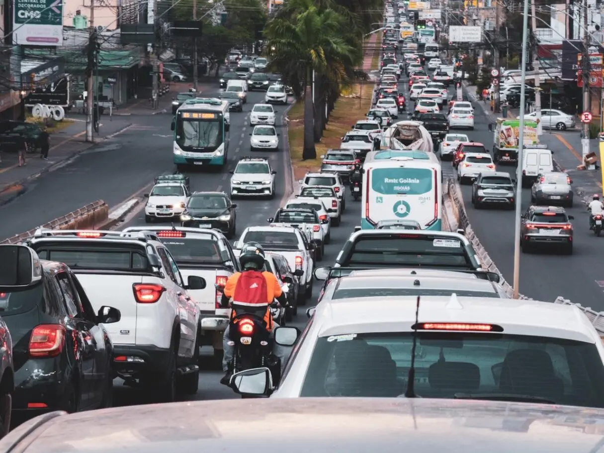 ECONOMIA_GOVERNO_MANTEM_CALENDARIO_DO_IPVA_2026_E_CONCEDE_8_POR_CENTO_PARA_PAGAMENTO_A_VISTA_CARROS_NA_RUA-1215x911