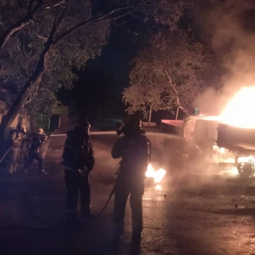 Incêndio de grandes proporções atinge caminhões da Seinfra em Goiânia (2)