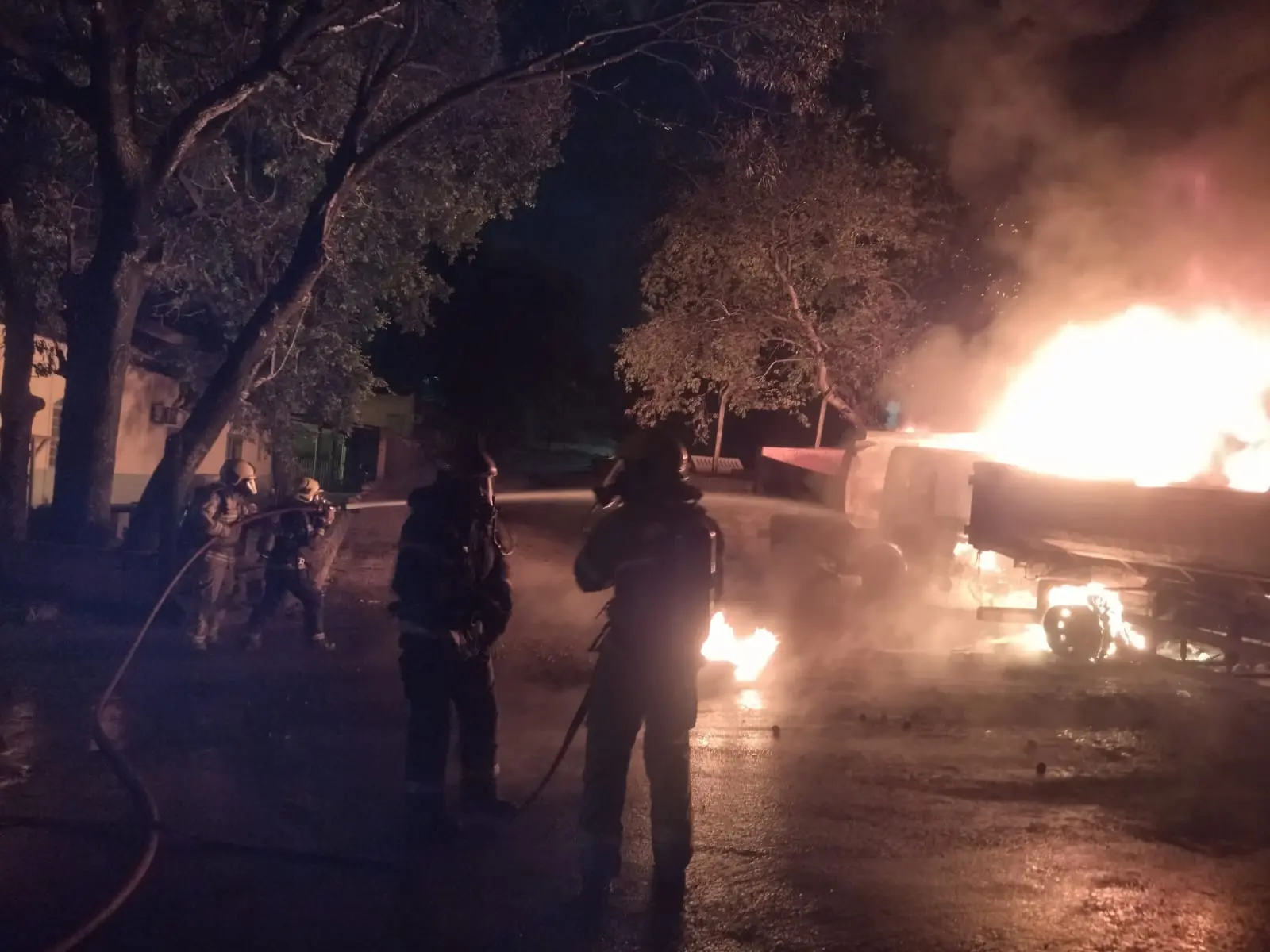 Incêndio de grandes proporções atinge caminhões da Seinfra em Goiânia (2)