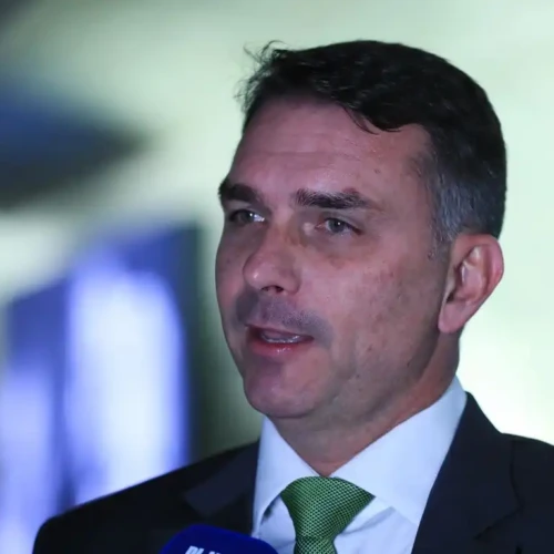 Flávio Bolsonaro diz que levará negociações em Goiás a Jair Bolsonaro antes de decisão do PL