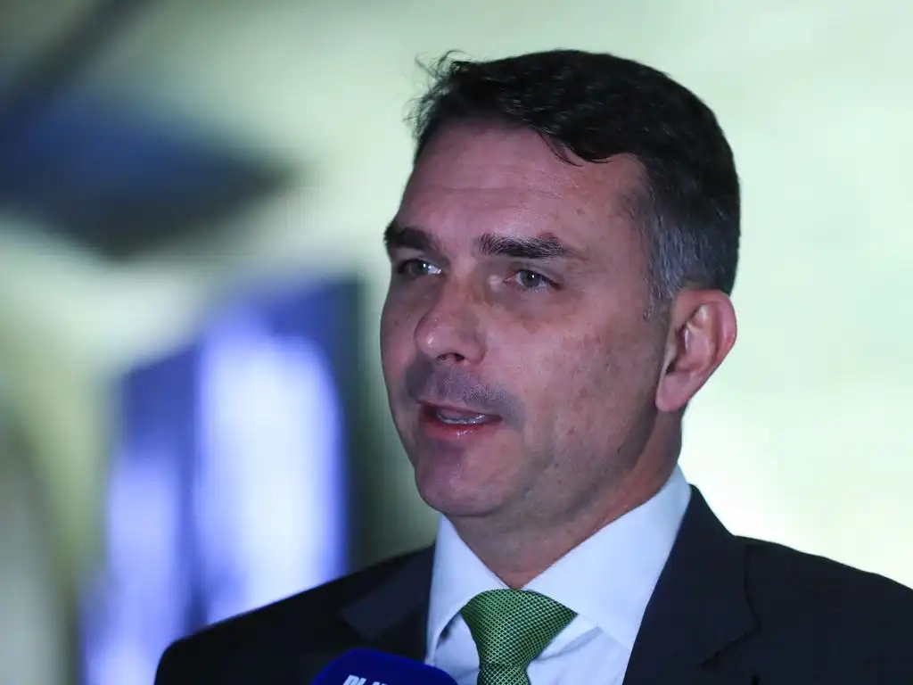 Flávio Bolsonaro diz que levará negociações em Goiás a Jair Bolsonaro antes de decisão do PL