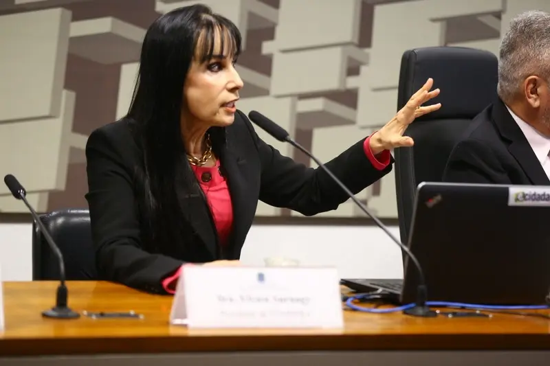 Vivien Mello Suruagy, presidente da Feninfra, defende ação conjunta de Aneel e Anatel para regular o uso dos postes e coibir cabos irregulares no país. Foto Divulgação.