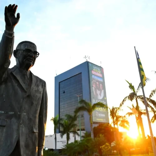 Caiado e Mabel antecipam salários e injetam mais de R$ 2 bilhões na economia goiana