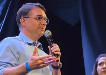 Flávio Bolsonaro diz que 2026 será sobre “resgatar almas” em evento religioso