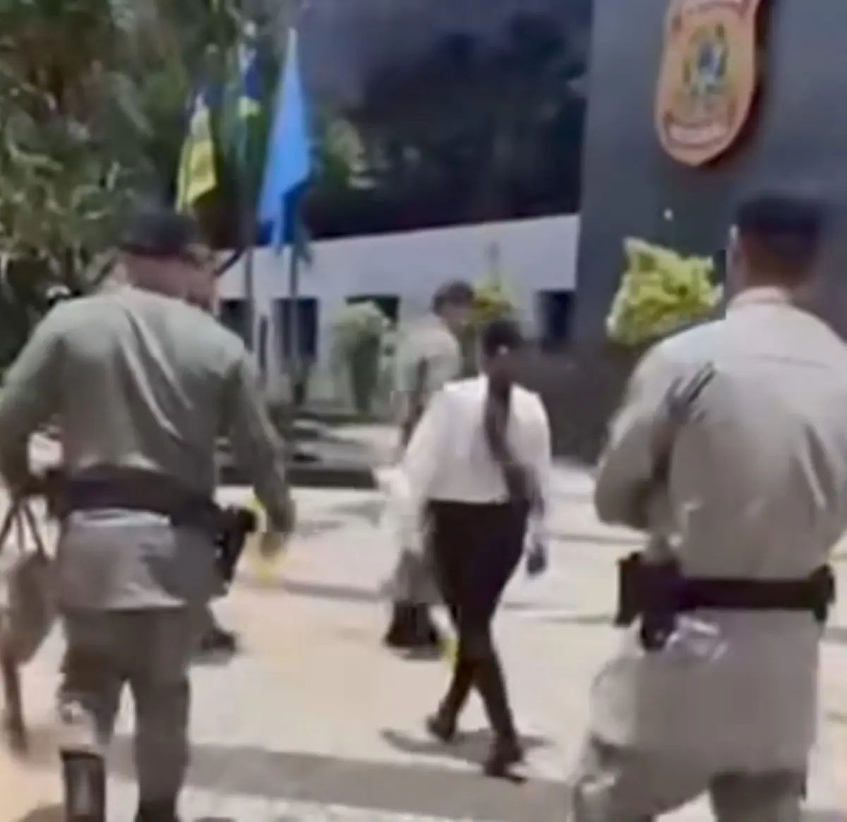 Casal foi levado junto com o dinheiro para a PF - Foto reprodução redes sociais