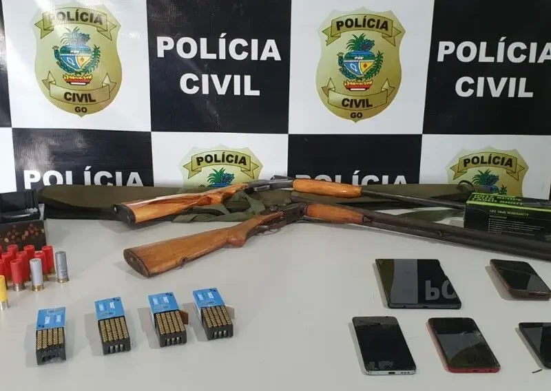 Armas e munições foram apreendidas na operação que mira desvios de programa educacional - Foto divulgação PCGO