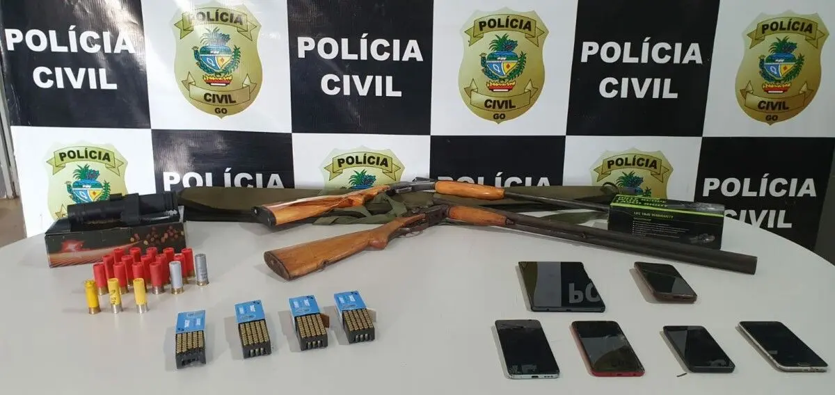 Armas e munições foram apreendidas na operação que mira desvios de programa educacional - Foto divulgação PCGO