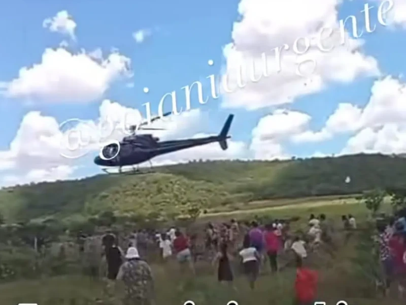 Moradores sairam correndo atrás da aeronave e relataram situação humilhante - Foto reprodução redes sociais Goiânia Urgente