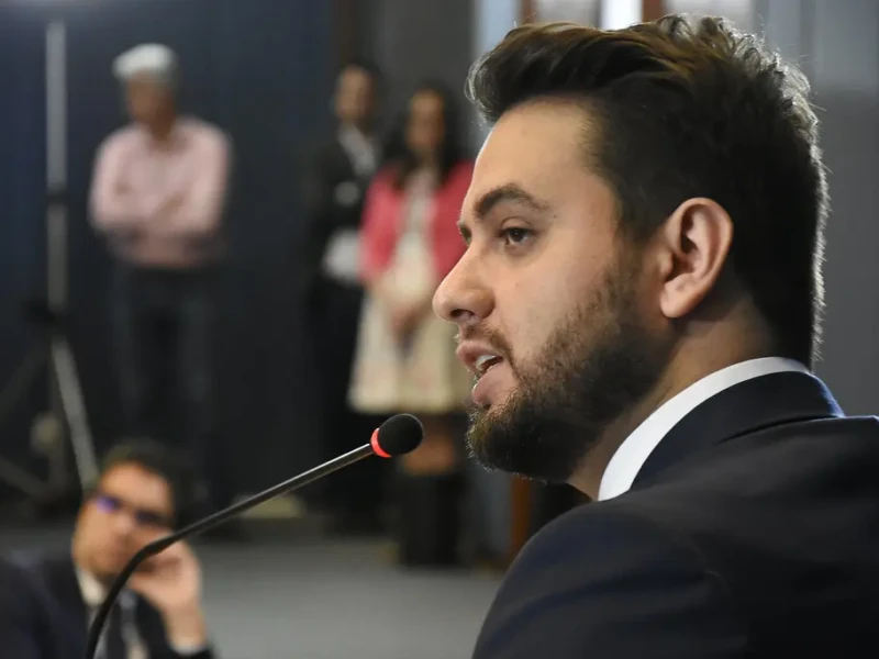 PF prende Filipe Martins, ex-assessor de Bolsonaro após descumprimento de medidas cautelares