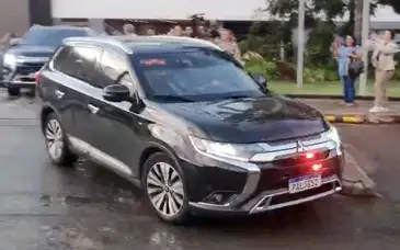 Bolsonaro recebe alta hospitalar e retorna à prisão após decisão do STF