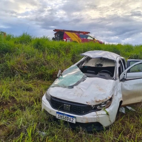 Adolescente de 15 anos morre após carro capotar na GO-504, em Catalão