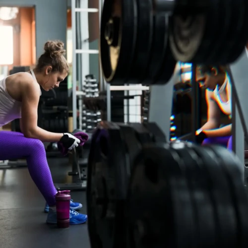 mulher jovem na academia