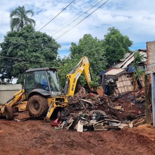 Prefeitura inicia remoção de entulho em lote com risco sanitário no Setor Estrela Dalva, em Goiânia