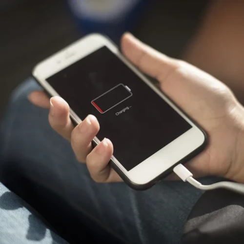 cima-de-maos-carregar-telefone-movel