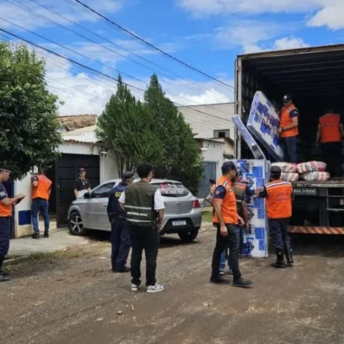 Equipes levaram alimentos e colchões para famílias no Mirabel - Fotos André Monteiro CBMGO