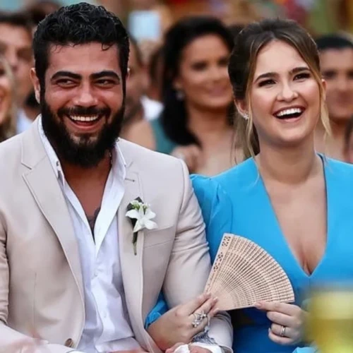 Amanda Vasconcelos ao lado do cantor - Foto Reprodução Instagram