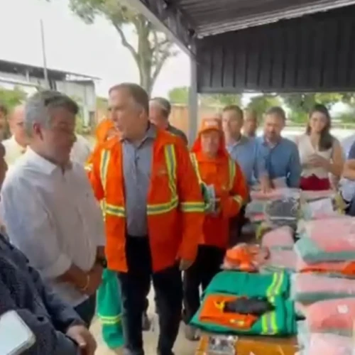 Mabel vestiu um dos uniformes novos entregues nesta terça na Comurg - Foto reprodução de vídeo
