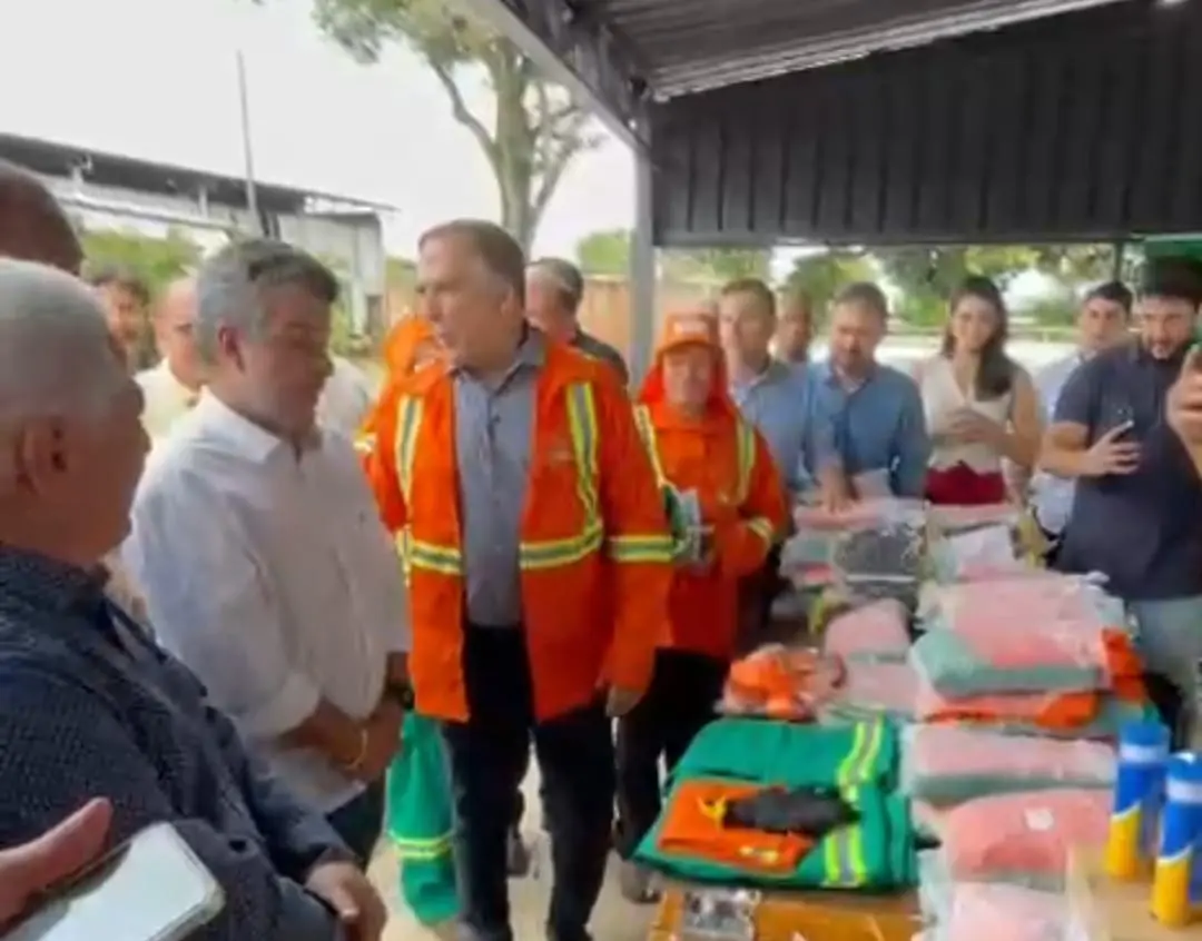 Mabel vestiu um dos uniformes novos entregues nesta terça na Comurg - Foto reprodução de vídeo