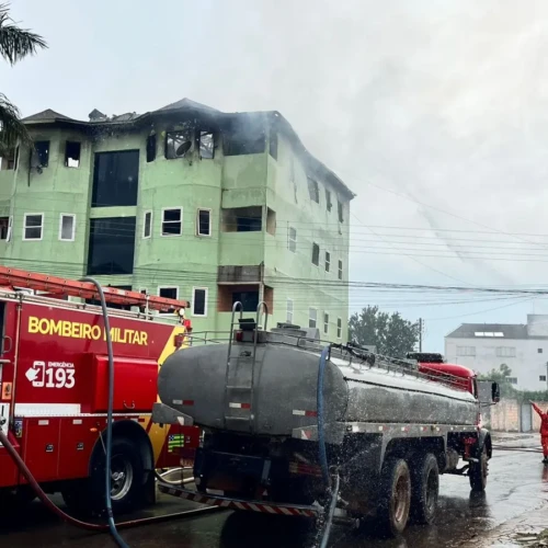 Incêndio atinge prédio no Setor Oeste de Cristalina e mobiliza bombeiros