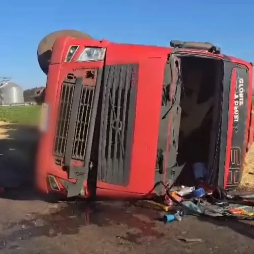 Motorista morre após carro ser esmagado por carreta na BR-452, em Santa Helena de Goiás