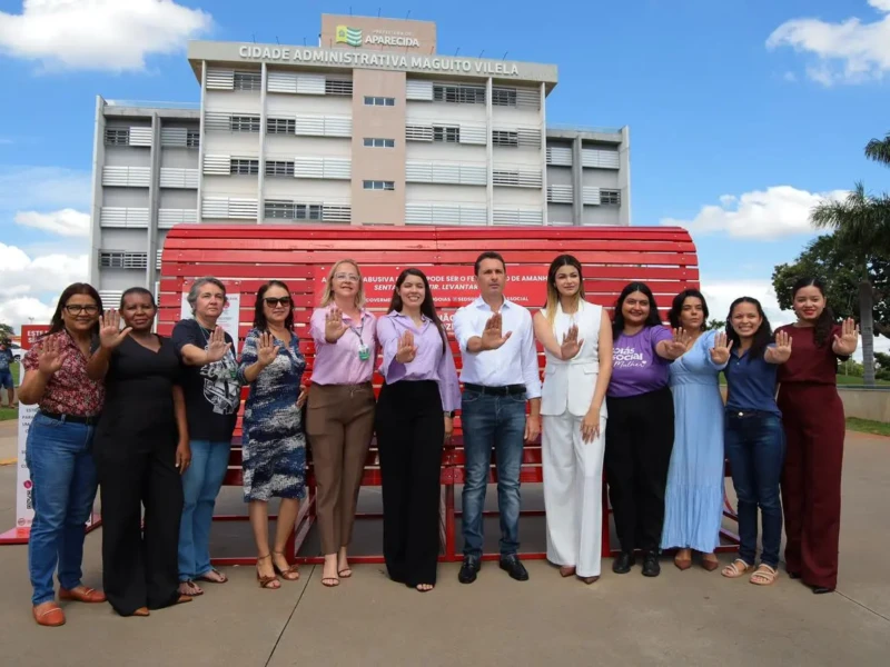 Símbolo contra feminicídio, Banco Vermelho é instalado em praça de Aparecida (2)