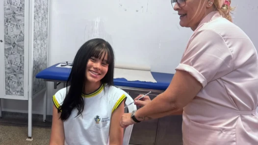 Vacinação contra gripe atrai moradores e gera filas na Unidade Materno Infantil de Luziânia
