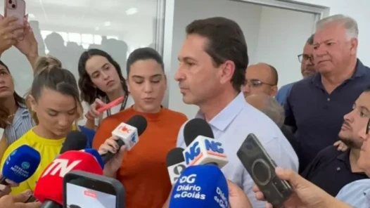 “Queremos acabar com a poeira e a lama”, diz Leandro Vilela ao vistoriar obras na Vila Romana em Aparecida
