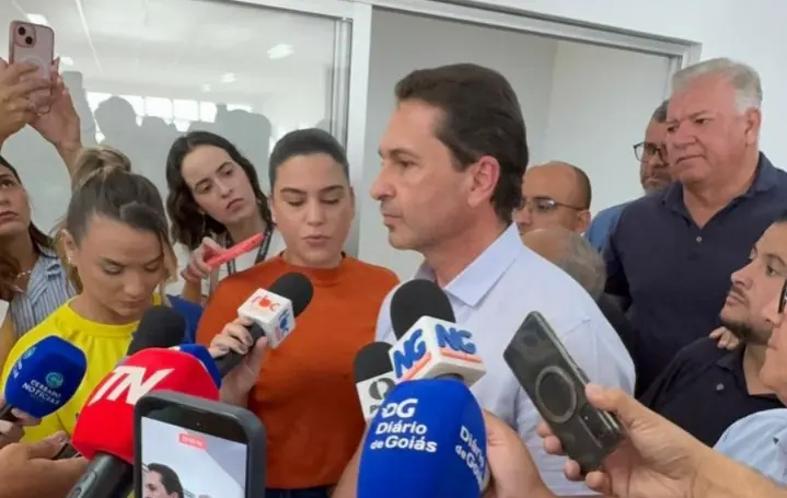 “Queremos acabar com a poeira e a lama”, diz Leandro Vilela ao vistoriar obras na Vila Romana em Aparecida