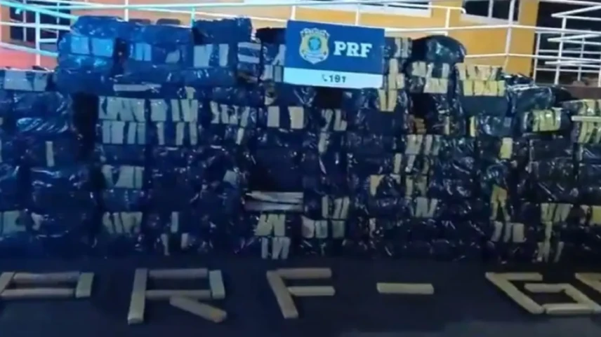 Maconha estava escondida na carga e motorista foi preso - Foto Nucom-PRF