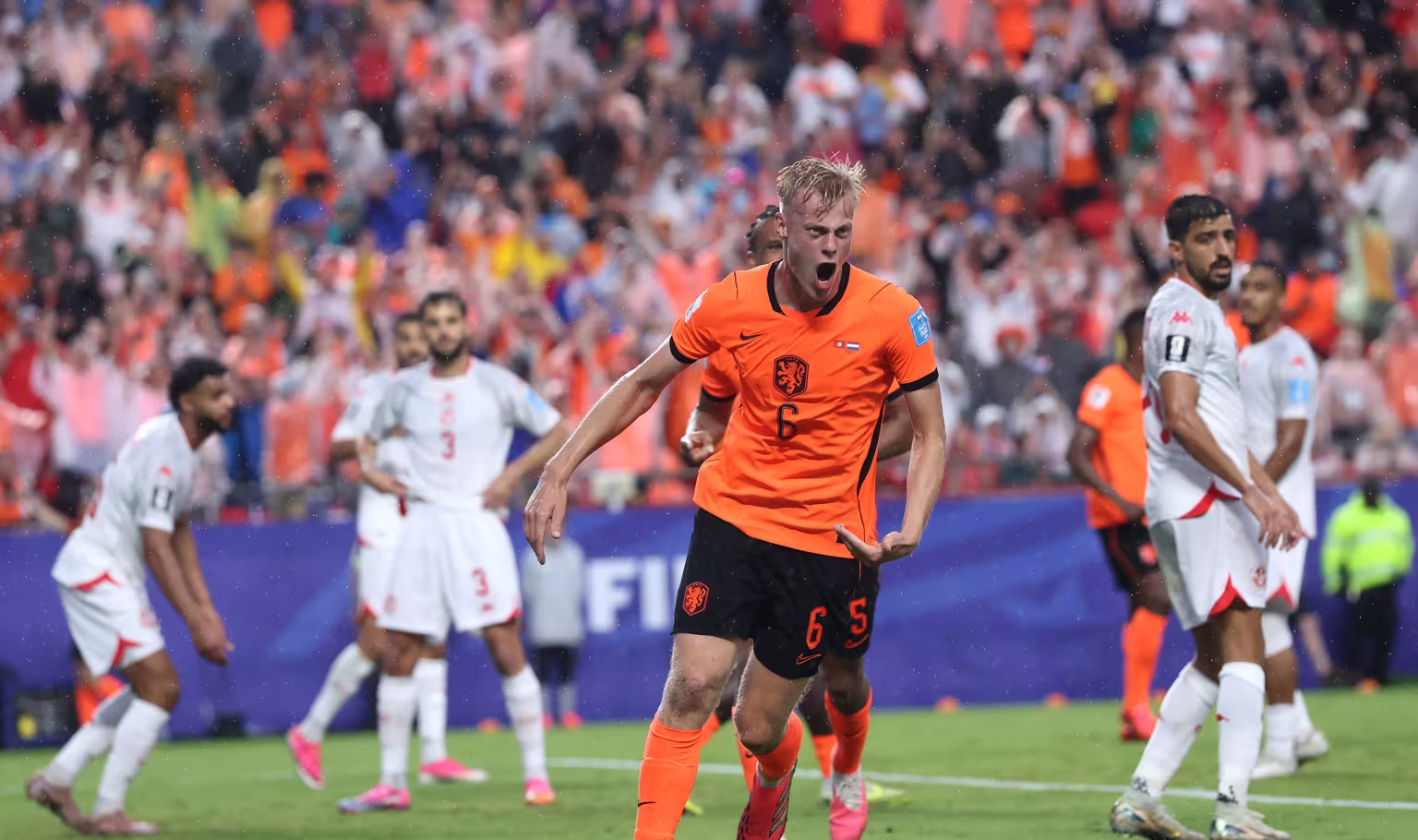 Holanda vence e avança em primeiro na Copa