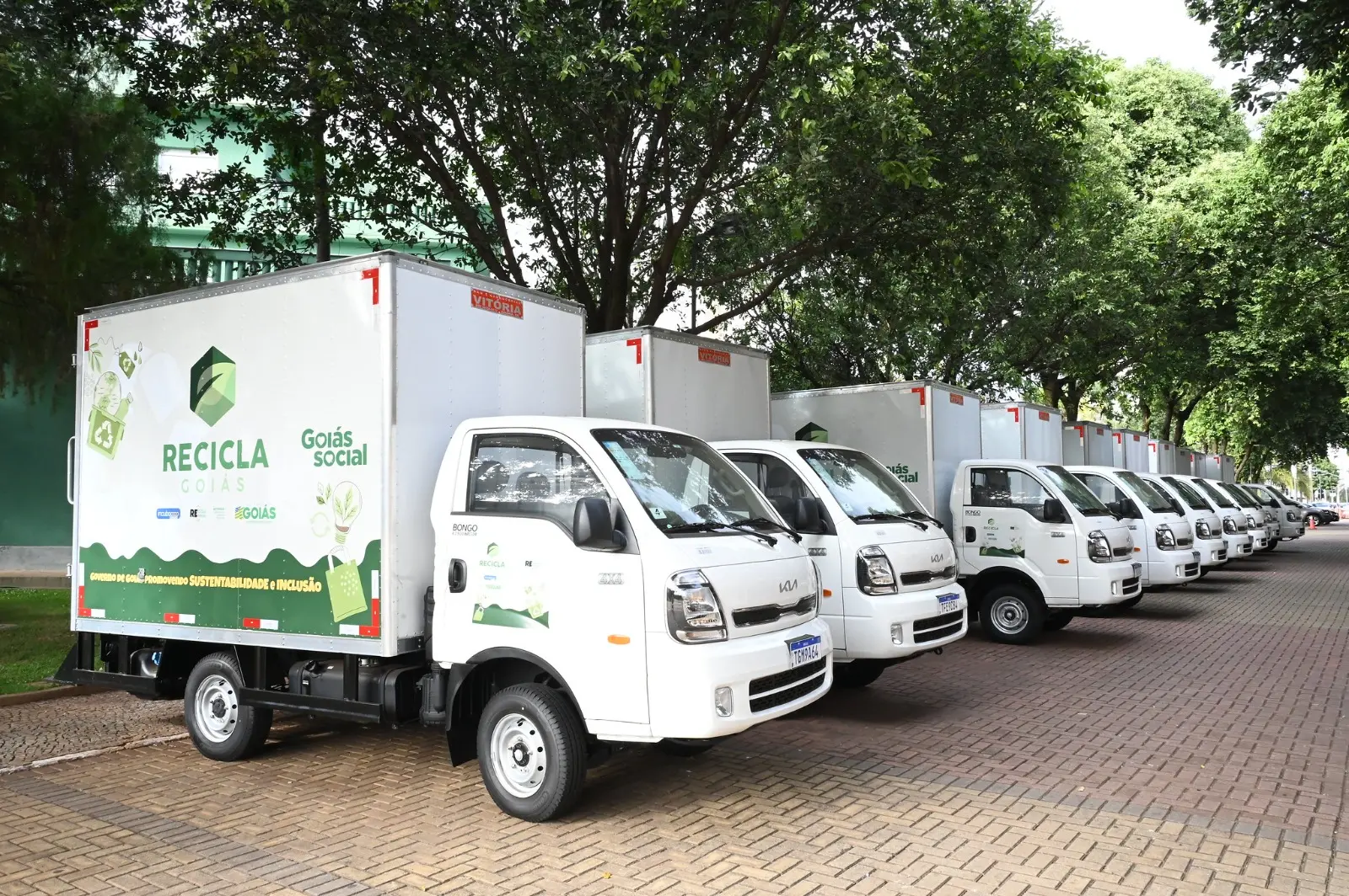 Goiás recebe 10 caminhões para impulsionar coleta de recicláveis