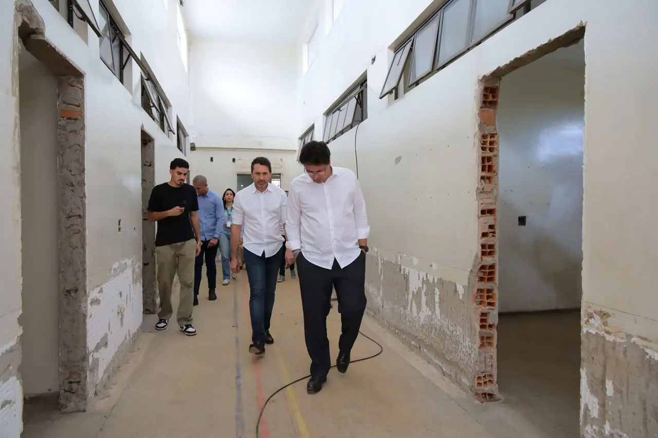 Prefeito de Aparecida pressiona por agilidade em obras de saúde