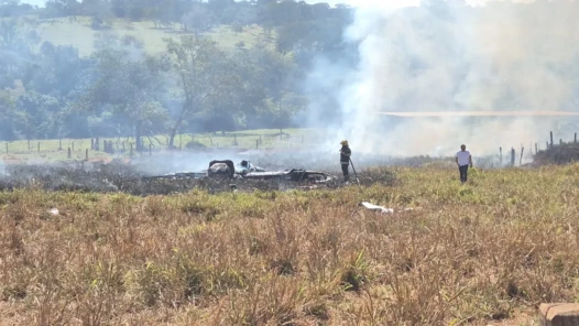 Piloto de 74 anos é resgatado por helicóptero dos Bombeiros após queda de avião em Nerópolis