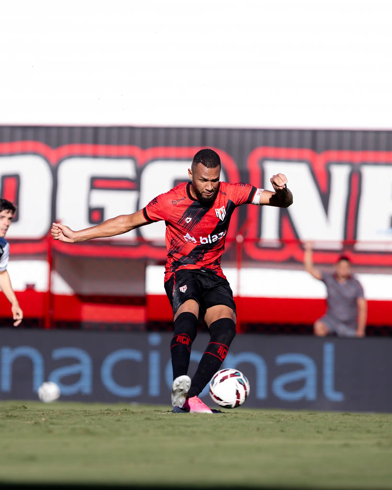 Gustavo Coutinho Brilha e Atlético-GO Vence Ponte Preta na Série B