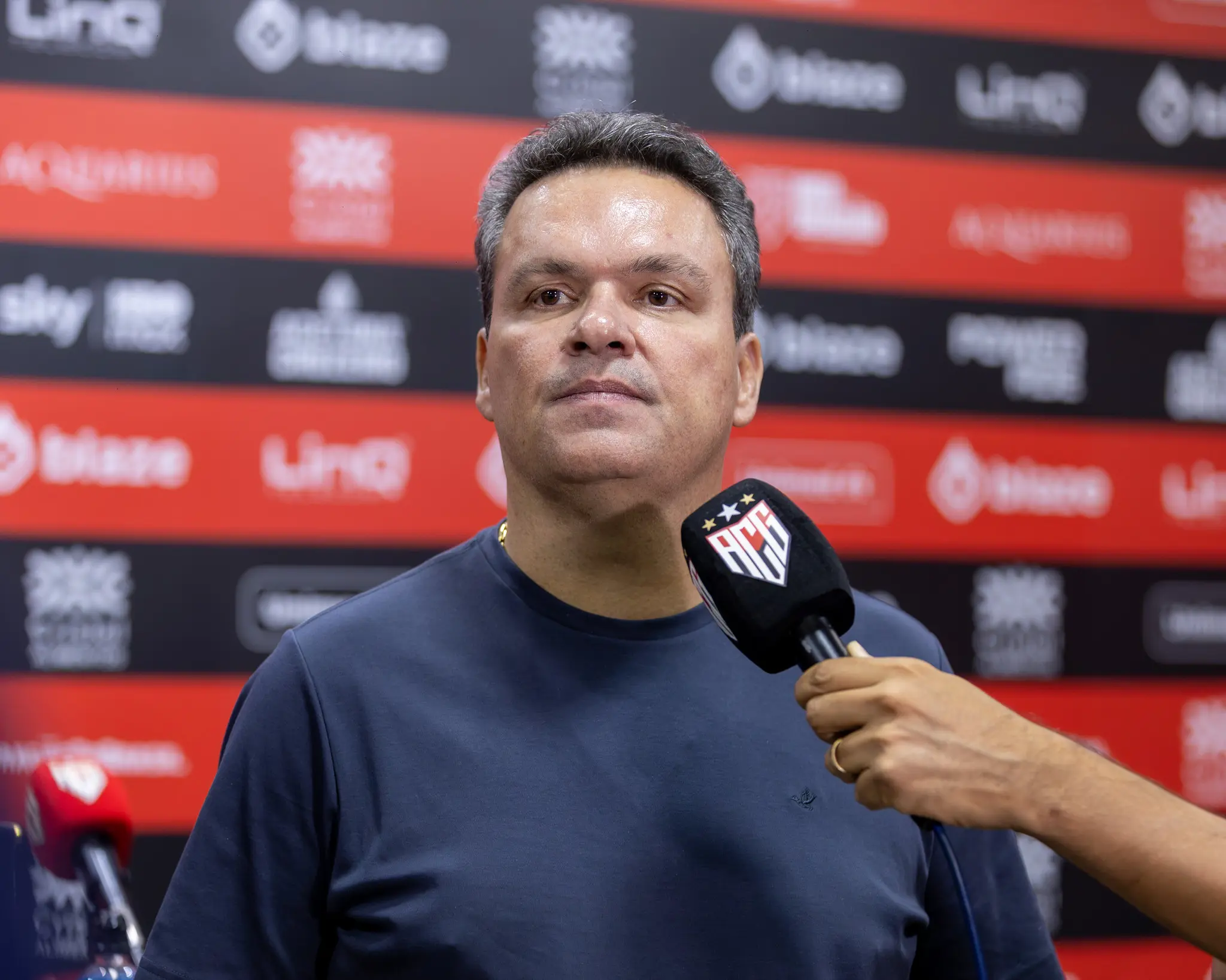 Atlético-GO: Presidente exalta Renan Brito, mas busca técnico