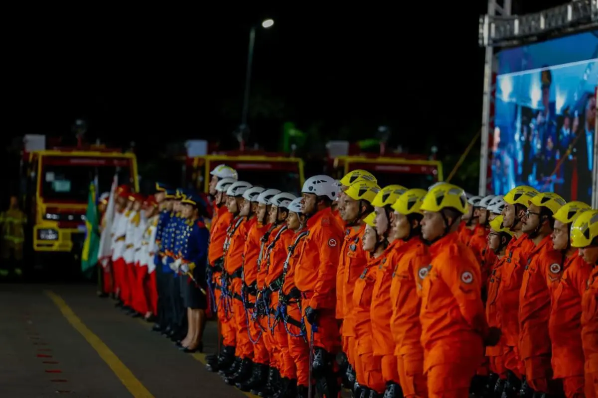 Goiás: Vilela promove 793 bombeiros e entrega 10 viaturas