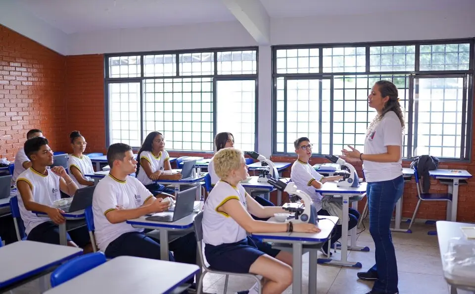 Goiás convoca 225 professores para reforçar rede estadual de ensino