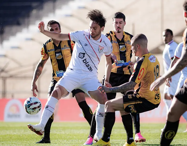 Atlético-GO é goleado e afunda na Série B do Brasileirão