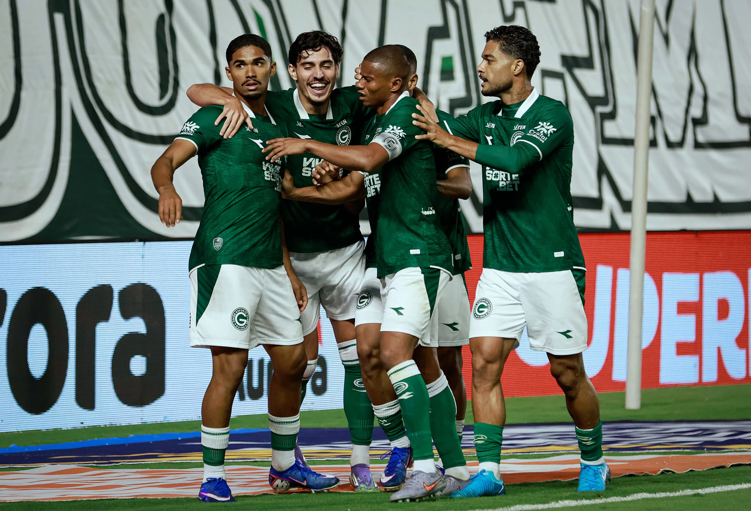 Goiás estreia Mozart com vitória e se aproxima do G4 da Série B