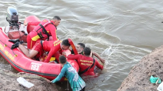 Bombeiros resgataram homem após princípio de afogamento em Cocalinho e reforçaram orientações para evitar acidentes durante a temporada de férias.