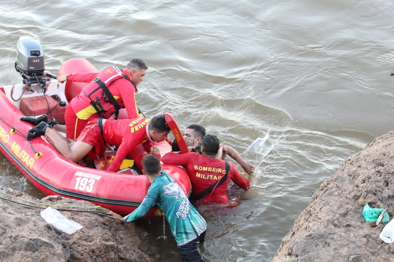 Bombeiros resgataram homem após princípio de afogamento em Cocalinho e reforçaram orientações para evitar acidentes durante a temporada de férias.
