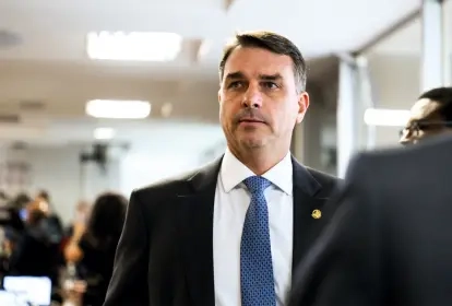 Flávio Bolsonaro pede aos EUA suspensão de tarifa de 25% sobre produtos brasileiros