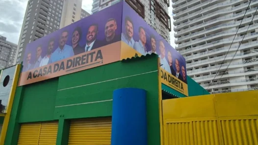 Paineis em esquina movimentada mostram figuras que estão na disputa, o que é proibido 2 - Foto divulgação - Federação Brasil da Esperança