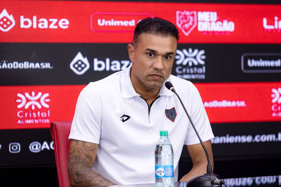Atlético-GO vence com um a menos e técnico defende atacante expulso